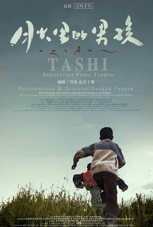 躲在展台里扣B内裤都破洞了 - 纯欲双胞胎