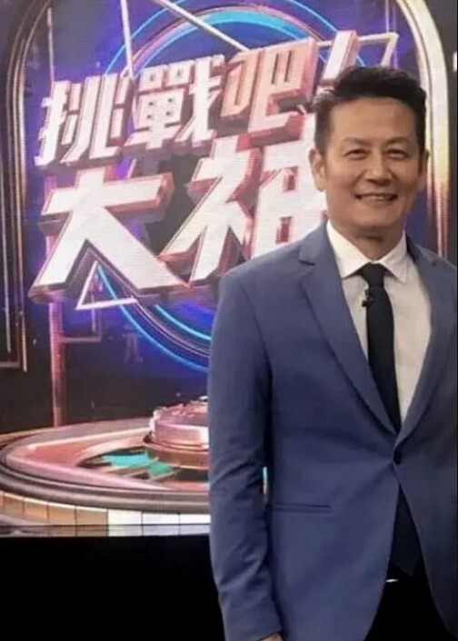 网聊奔现操逼现场，离婚少妇像发情母狗一样彻底失控 - 纯欲双胞胎
